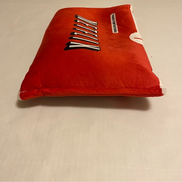 Official Netflix Movie Night Popcorn Blanket & Netflix Logo Pillow Cover Set - Picture 5 of 12